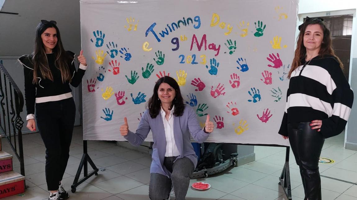 Okulumuzda 9 Mayıs e-Twinning gününü proje grubu öğretmenleri ve öğrencileri el baskısı etkinliği yaparak kutladılar.