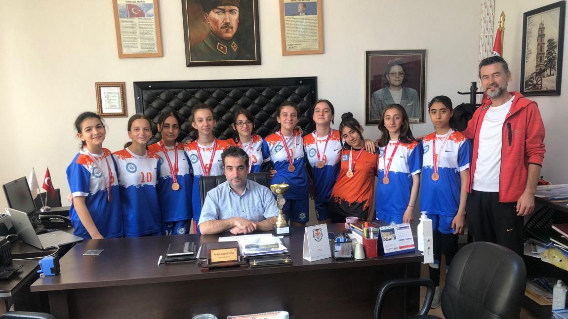 Okulumuzda Yıldız Kızlar Futsal ve Küçük Kızlar Futsal Takımlarımız ilçe üçüncüsü oldular, kutlarız...